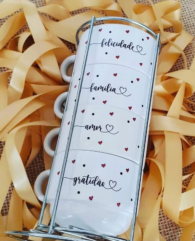 Quatro xícaras com suporte